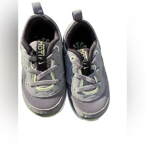 Nike Air‎ Max Motif toddler grey and green size 6c